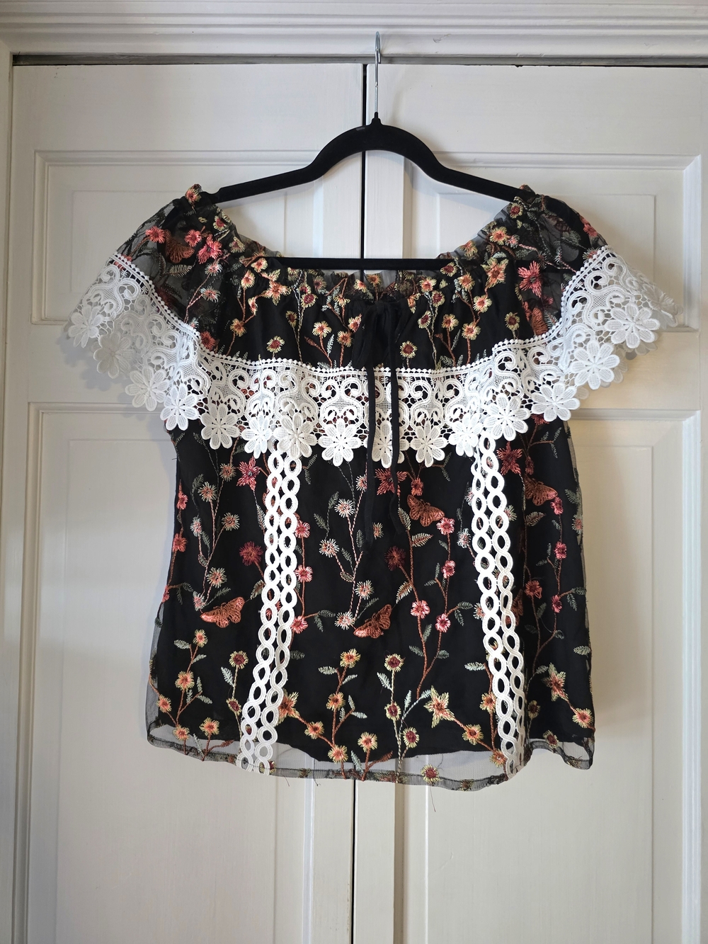 La Reyna Black Floral Embroidered Off-the-Shoulder Lace Blouse Large NWT
